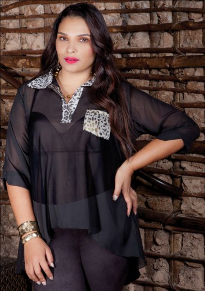 Blusa transparente c/ bolso e gola estampados