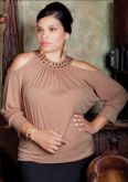 Blusa bege c/ brilho e ombro vasado